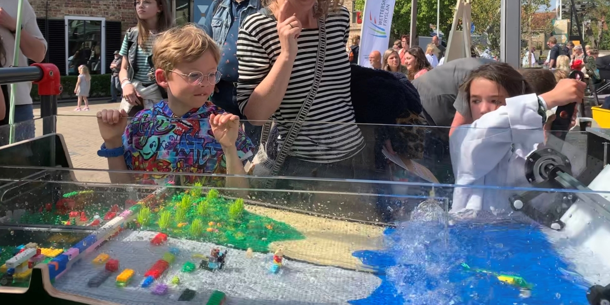 Lego model van levende dijken. Speel en ontdek zelf hoe buitendijkse natuur golven dempt en de kust beschermt tijdens de open dag van het Watersnoodmuseum op 4 februari 2023. Foto: NIOZ.