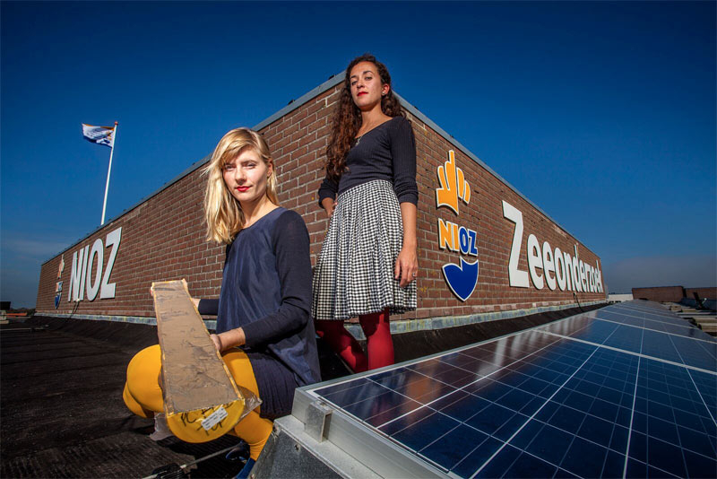 Esmee Geerken and colleague PhD student Gabriella Weiss at NIOZ. Together they also perform in a NESSC/tipping point movie. Photo: NIOZ