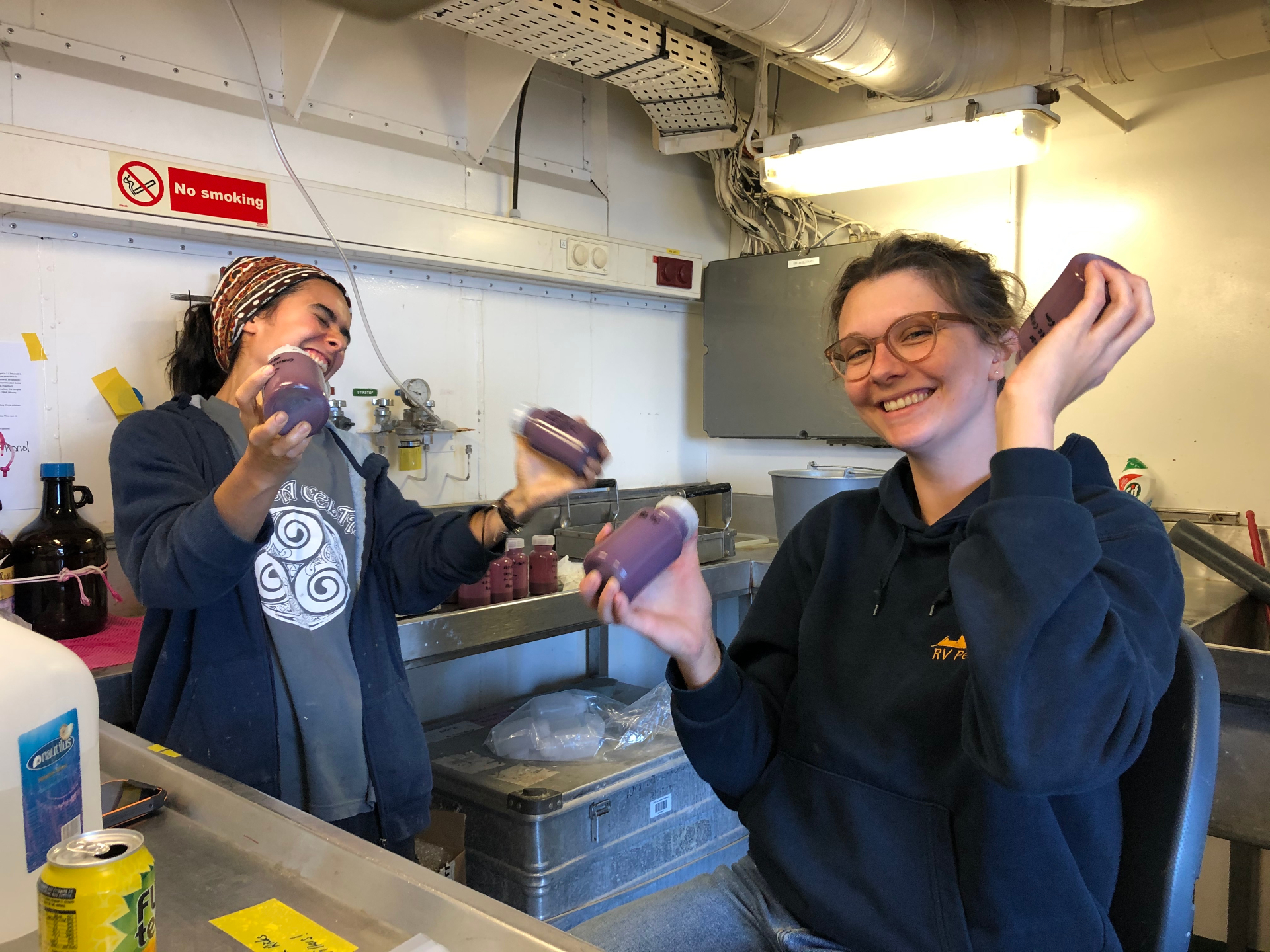 The rose Bengal shakers are still smiling...Photo: Francien Peterse