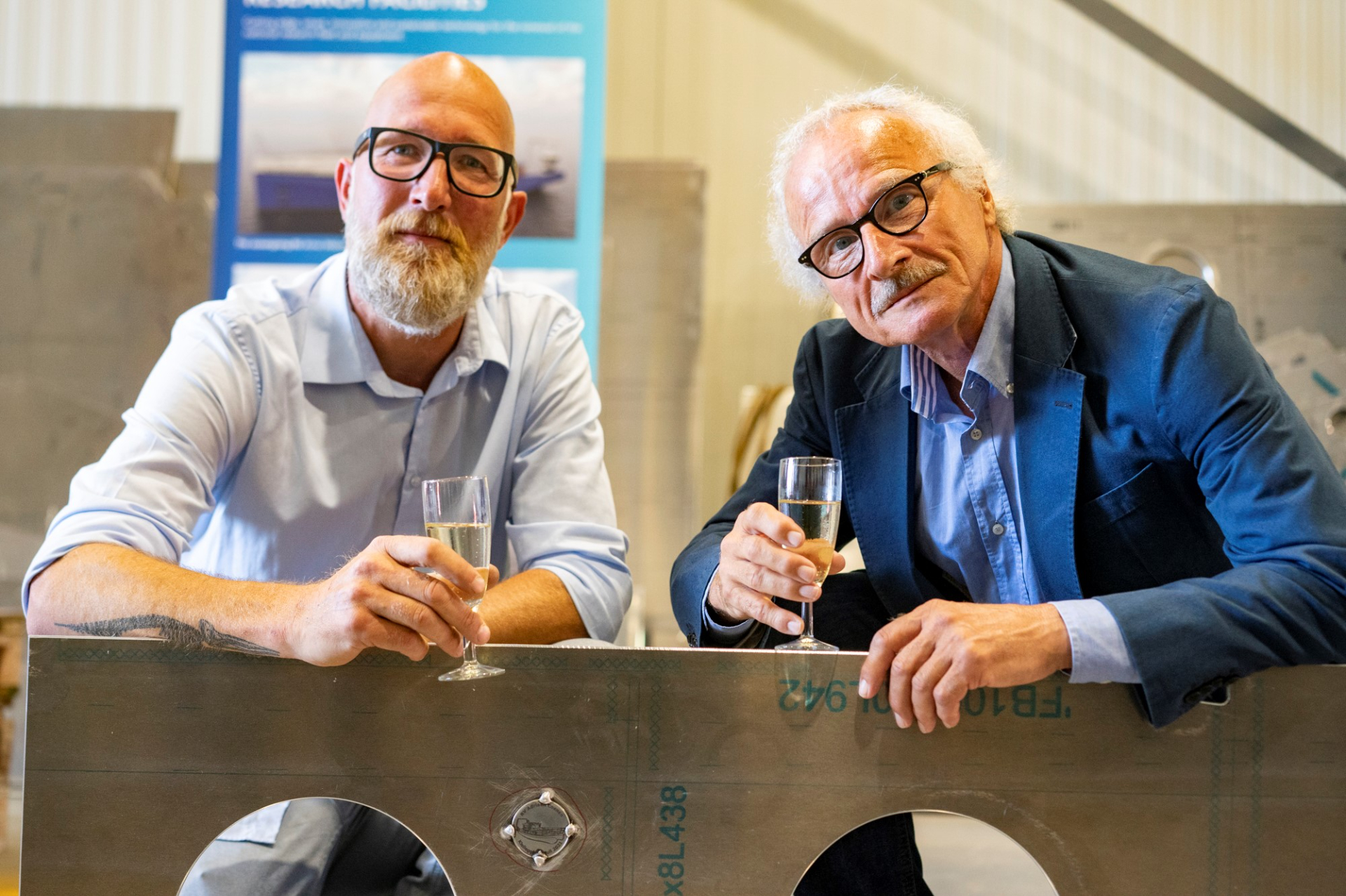 Wim Jan and Henk present the coin. Photo: Aernout Steegstra | Rudie Wiersma Fotografie