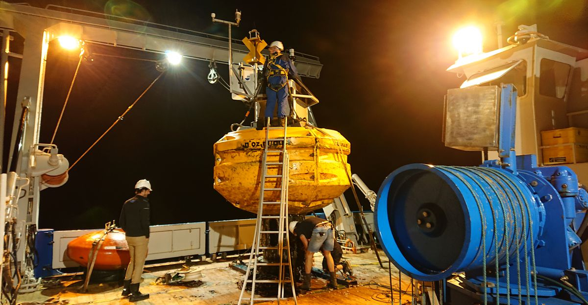 Buoy preparations, photo: NIOZ