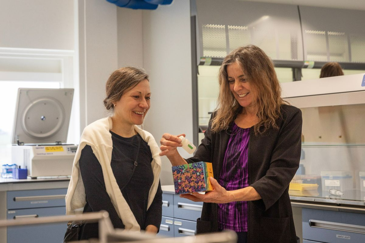 Jill Banfield with NIOZ scientist Anja Spang. Photo: Evalien Weterings