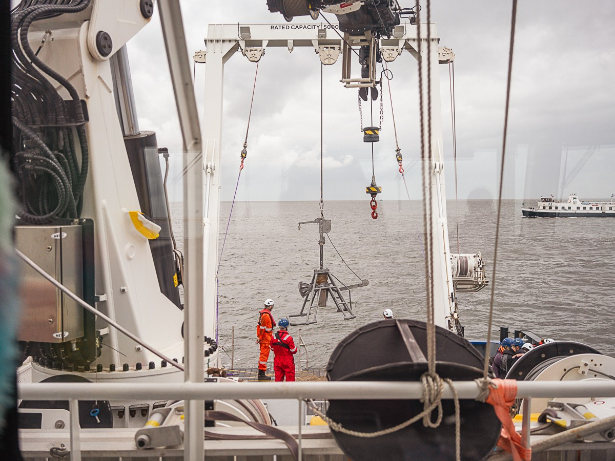 Lifting the box corer in the water. Picture: Maxi Scheller Lifting the box corer in the water. Picture: Maxi Scheller