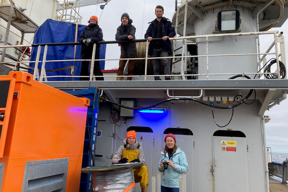 The mooring work is carefully watched by all of us (upstairs: Elodie Duyck, Niek Kusters, Rick de Kreij; downstairs: Nora Fried & Fleur Wellen). Photo: Femke de Jong