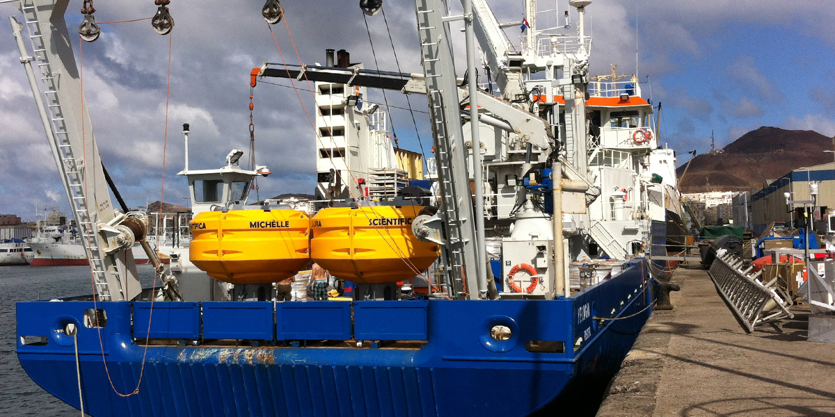 Dust buoys on their way to the Atlantic Ocean at the back of RV Pelagia. 