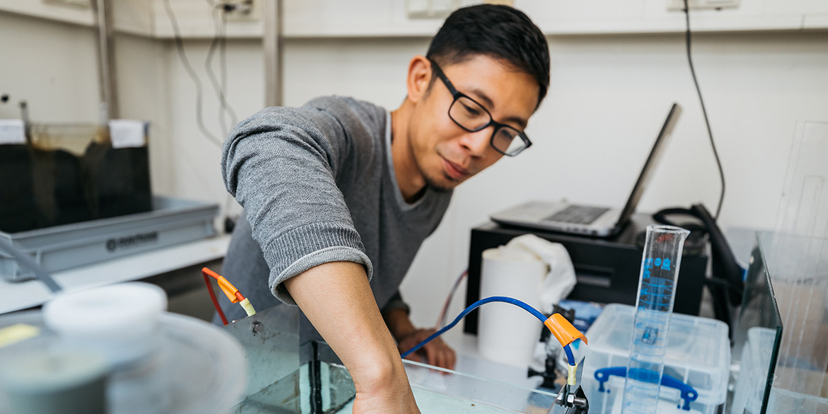 In het lab doet NIOZ onderzoeker Justin Tiano onderzoek naar de effecten van pulsvissen op het bodemleven. Foto: Huibert van den Bos.