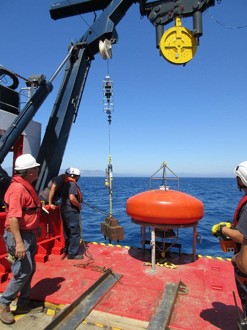 Deployment of moored sensors for monitoring Apollo II sediment plume and underwater noise. Photo Henko de Stigter.