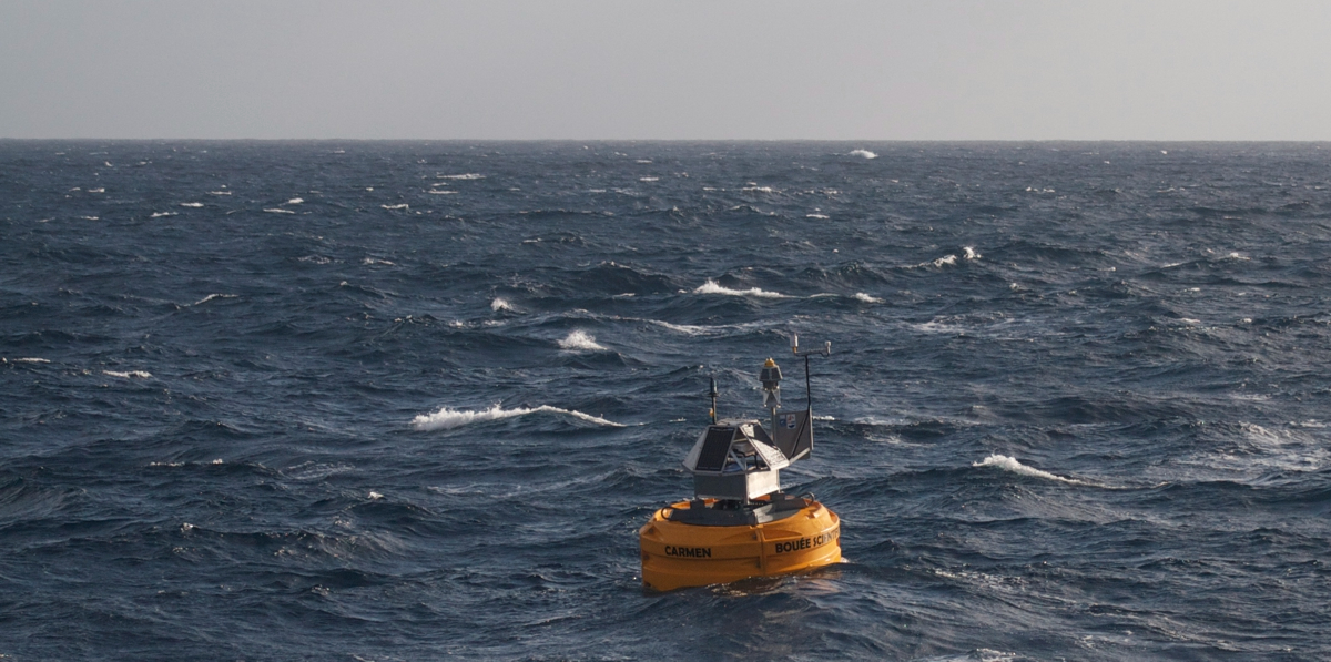 Dust-collecting buoy Carmen in action at sea (photo by Ronald Veldhuizen) 