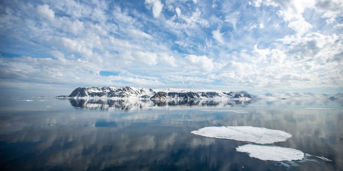 A windless day in Svalbard's fjords. (Photo: Jeroen Hoekendijk)