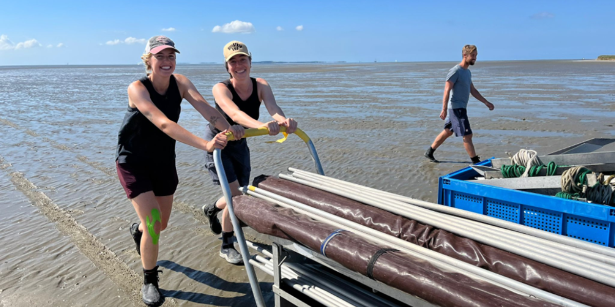 Emma Penning, Evy Gobbens en Tim Oortwijn tijdens het opzetten van de netten (foto: Theunis Piersma)