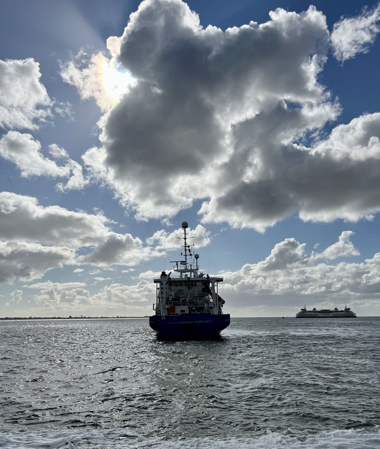 The RV Pelagia sailing off. (Photo: Wim Jan Boon)