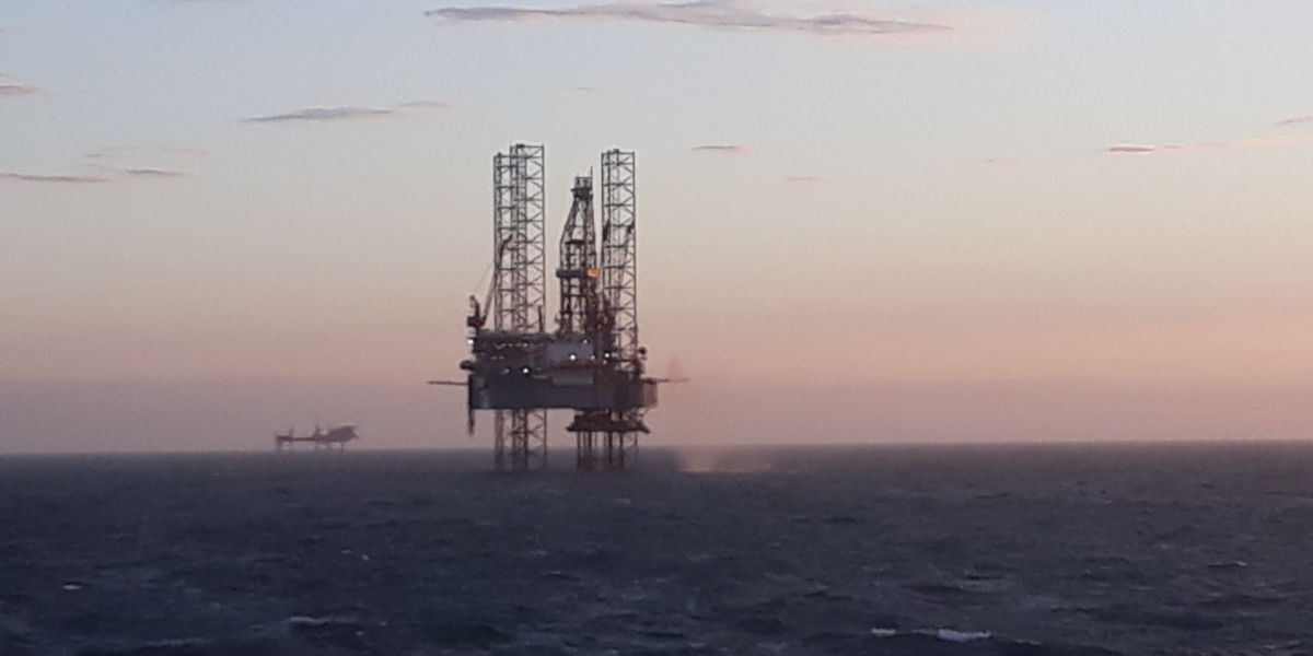 Werkende productie-eilanden op de Noordzee, foto Threes Anna