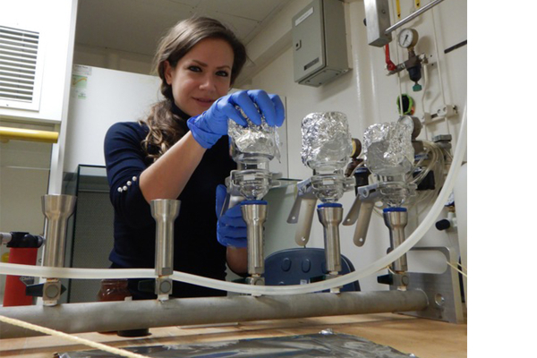 Suzanne Poiesz bemant het e-DNA lab. Foto: NIOZ