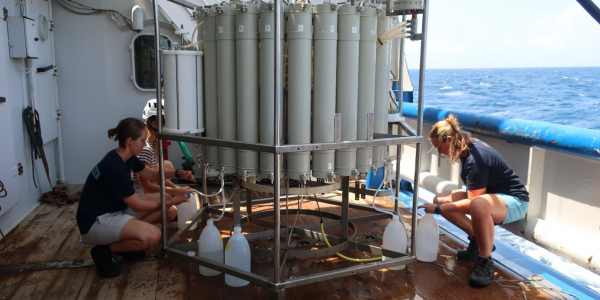 Taking samples from the CTD-rosette. Photo: Furu Mienis.