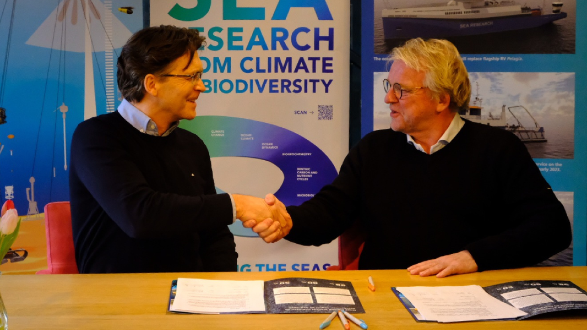 NIOZ Director Han Dolman and Tore Nedland, Director of Kystdesign, signed the contract for the construction of the underwater robot at NIOZ on 28 January.