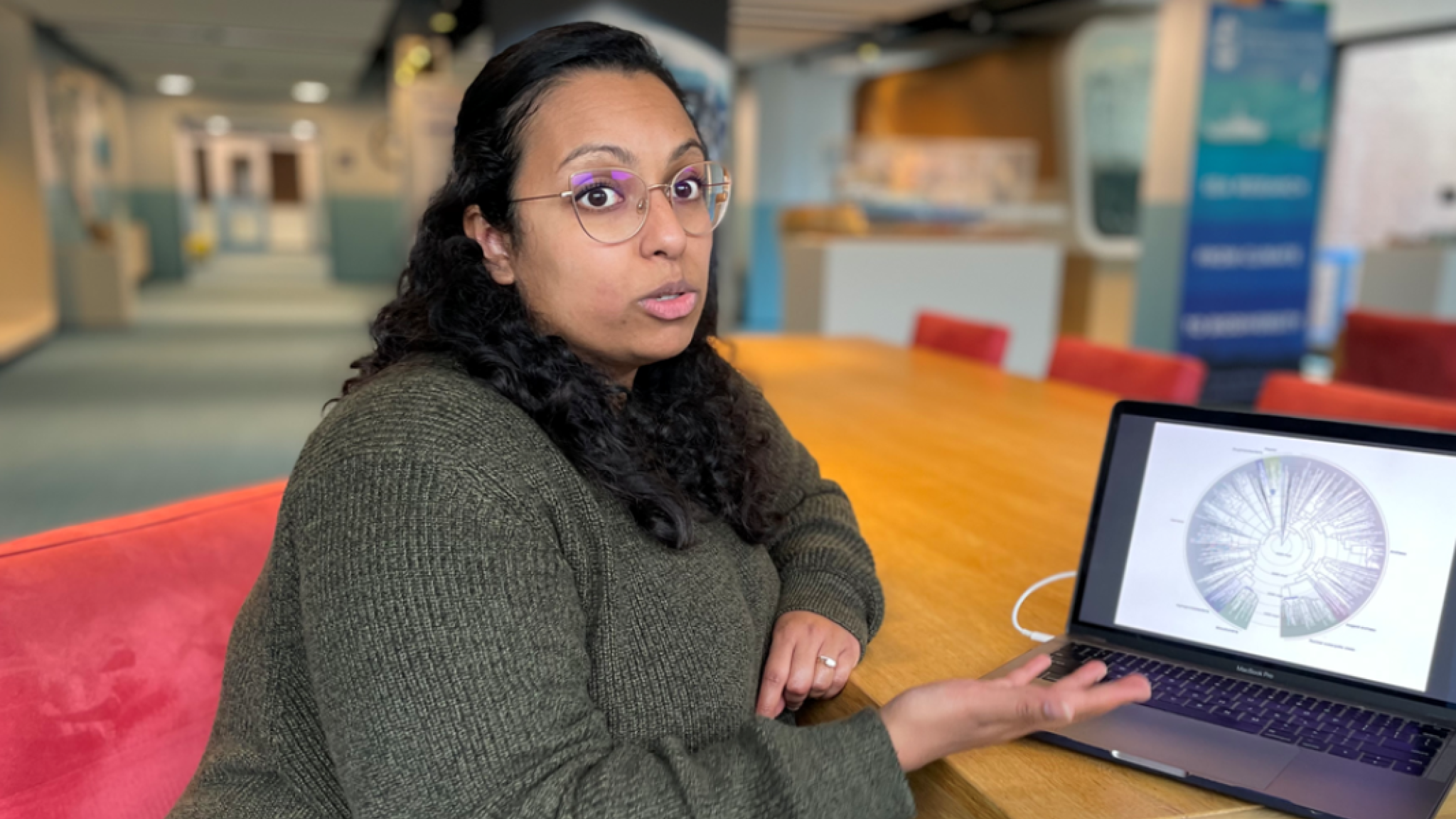 Tara Mahendrarajah legt uit hoe een gedateerde fylogenetische stamboom helpt bij het bepalen van het tijdstip van belangrijke gebeurtenissen in de cellulaire evolutie