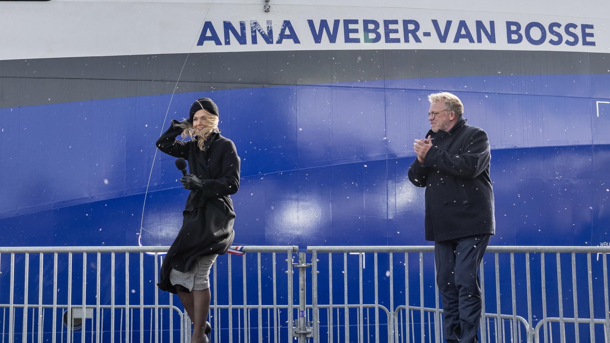 Queen Máxima and Han Dolman next to the ship