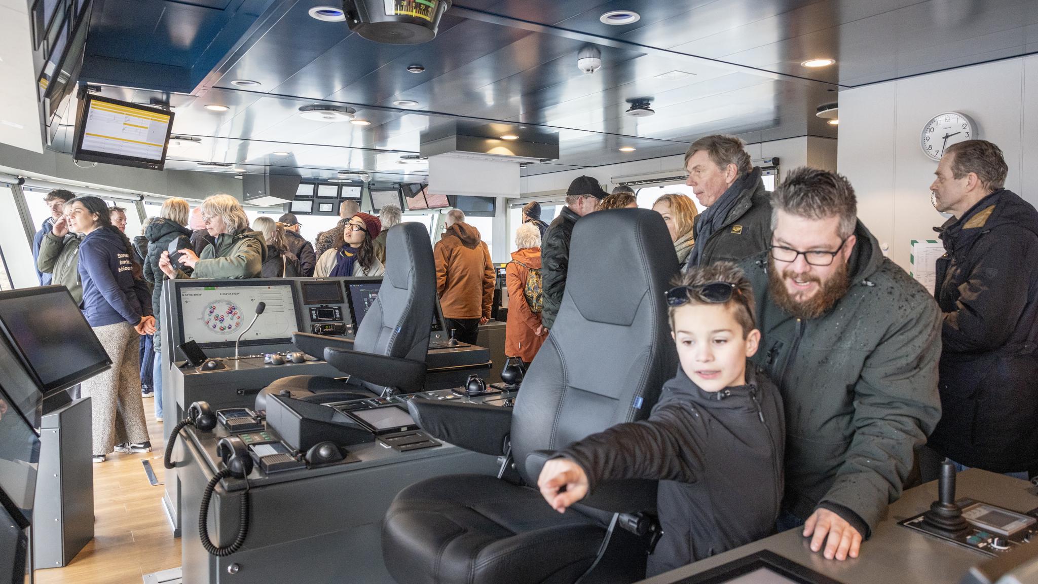 drukte in de stuurhut van de RV Anna Weber-van Bosse