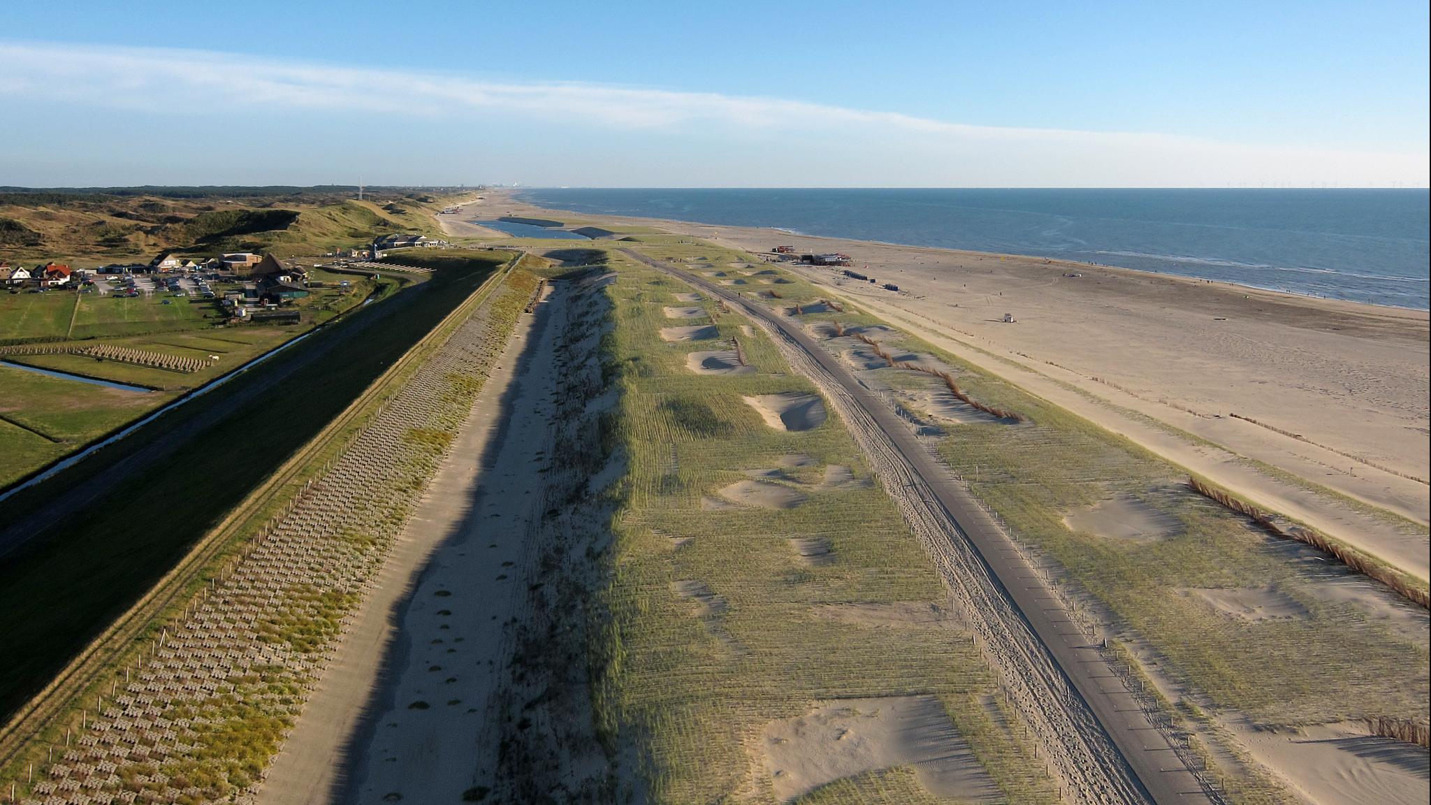 straight forward dunes, looking like dikes made of sand