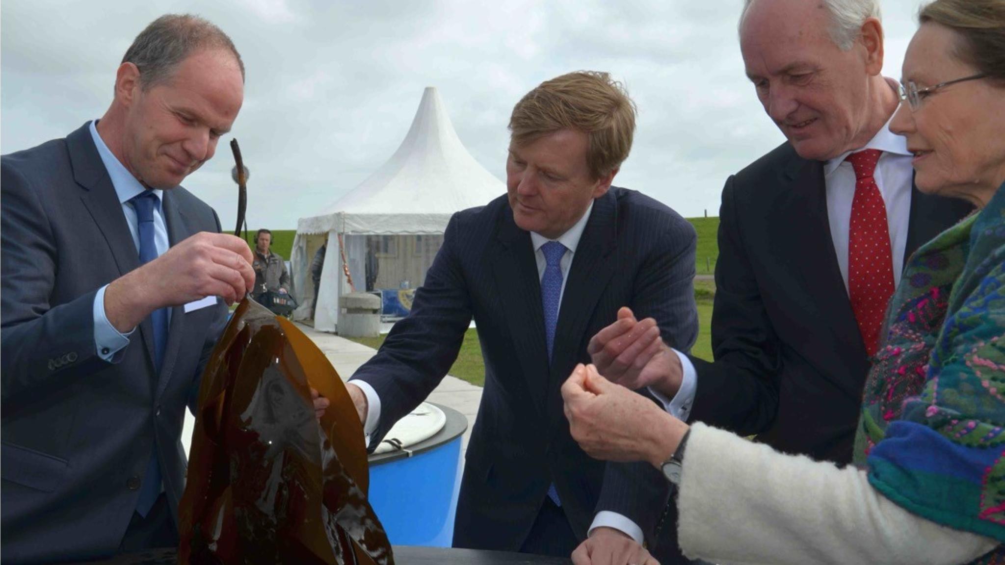 King Willem Alexander touches seaweed