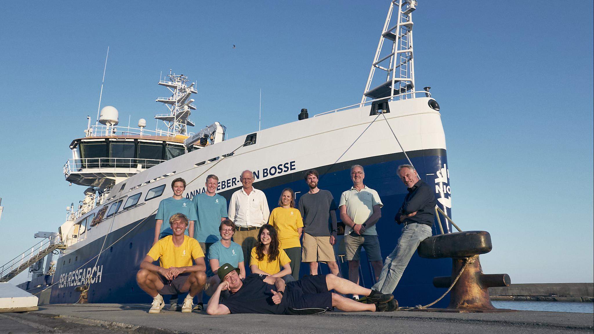 groepsfoto voor het schip in Genua