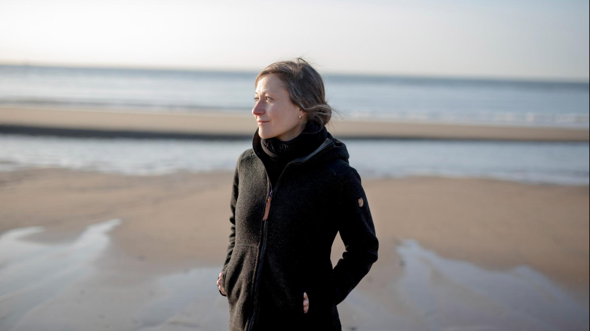 Anja Spang on the beach (photo: Anneke Hymmen)
