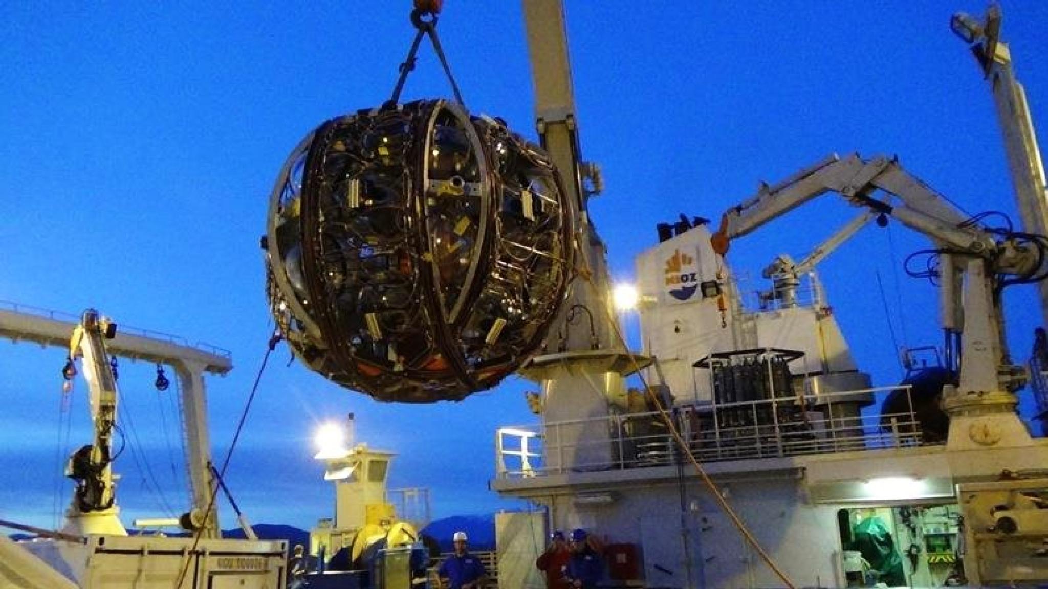 The launcher NIOZ developed for KM3NeT: the big 'ball' contains a detection line with the actual glass spheres with detectors attached. Upon hitting the sea floor, the launcher rises to the surface, unfurling the detection line like a spool of thread. (photo: NIOZ)