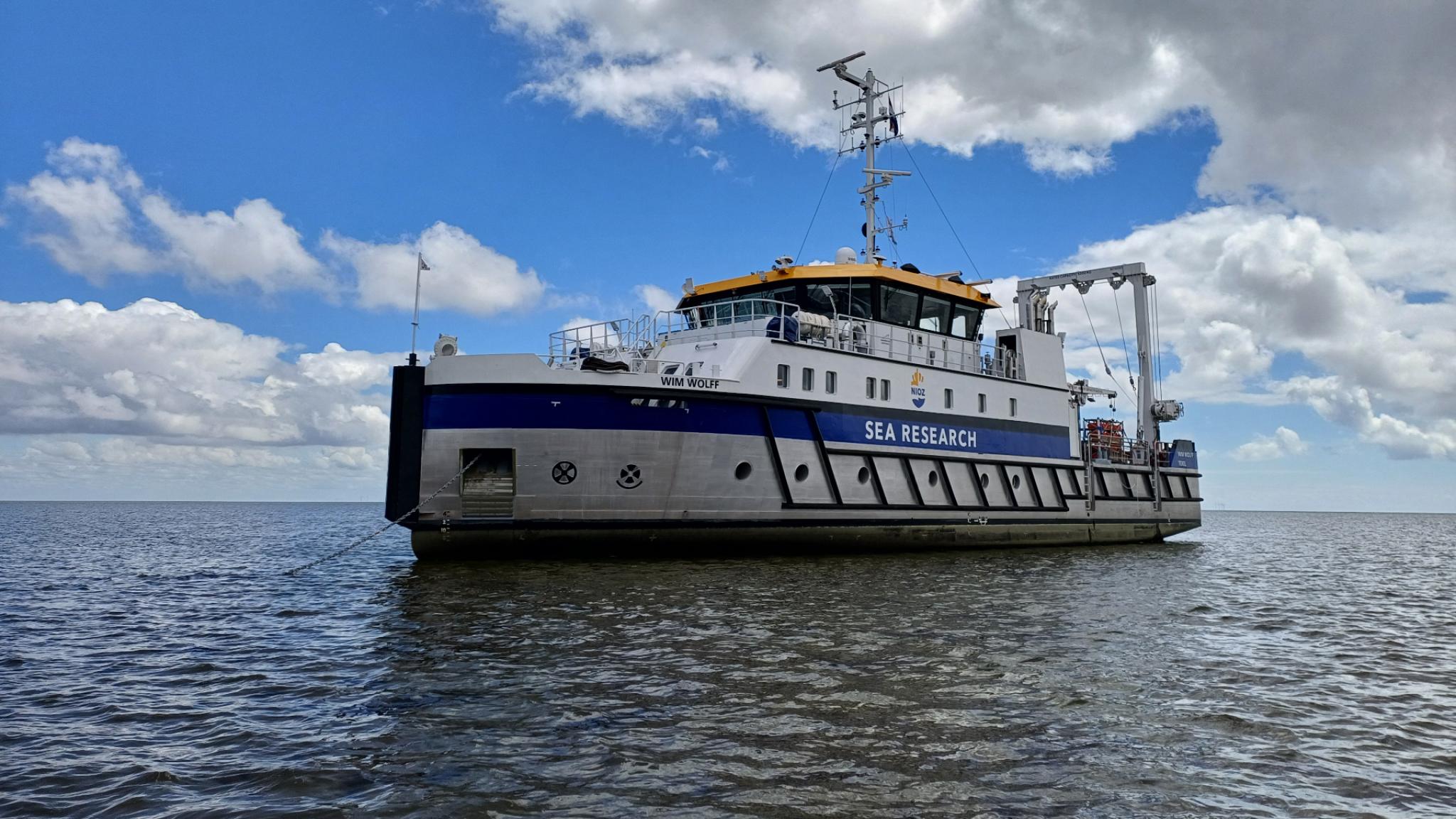 RV Wim Wolff almost falling dry on mudflat 'de Driesprong' during the SIBES sampling expedition in the summer of 2024 (photo: Dennis Mosk)