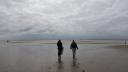 Twee personen verkennen het wad (foto: Valérie Reijers)