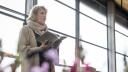 Andrea Kieskamp leest een fragment uit haar boek voor op het podium