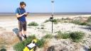 Onderzoeker en instrumentarium in de duinen