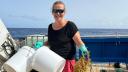 Débora Héroin is preparing a new Sargassum growth experiment in a laboratory setting.