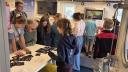 Kinderen en hun ouders kijken rond in het laboratorium aan boord van de Wim Wolff. Een onderzoeker van het NIOZ toont microscopische beelden van planktonsoorten