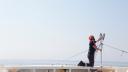 een bemanningslid aan boord de Thalassa stelt de Ramses af