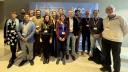 Een groep mensen die poseert voor een blauwe achtergrond met daarop het IPCC-logo