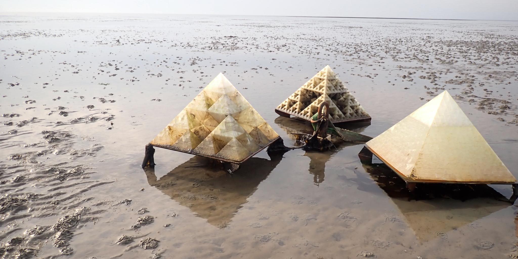 Piramidevormige kunstmatige structuren in laag water