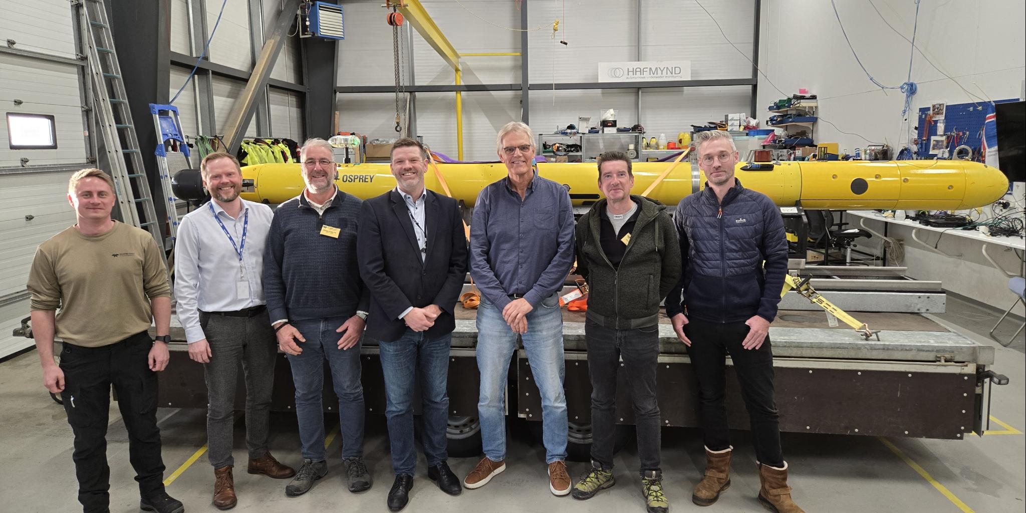 Team van zes mannen staand voor de AUV