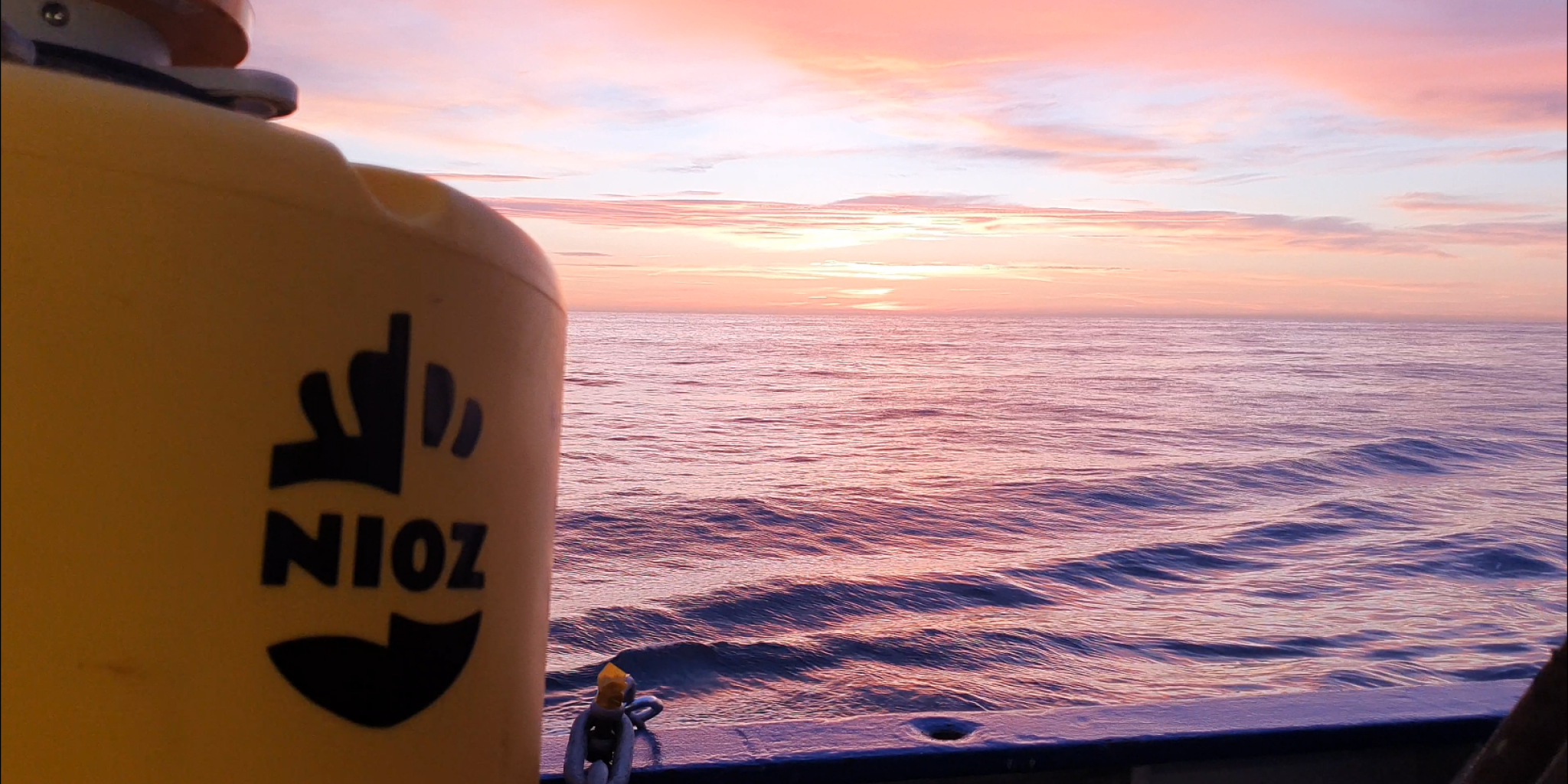 Een uitzicht vanaf het schip, over de oceaan richting de zonsondergang.