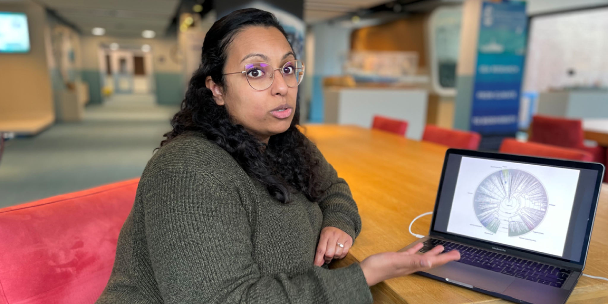 Tara Mahendrarajah legt uit hoe een gedateerde fylogenetische stamboom helpt bij het bepalen van het tijdstip van belangrijke gebeurtenissen in de cellulaire evolutie