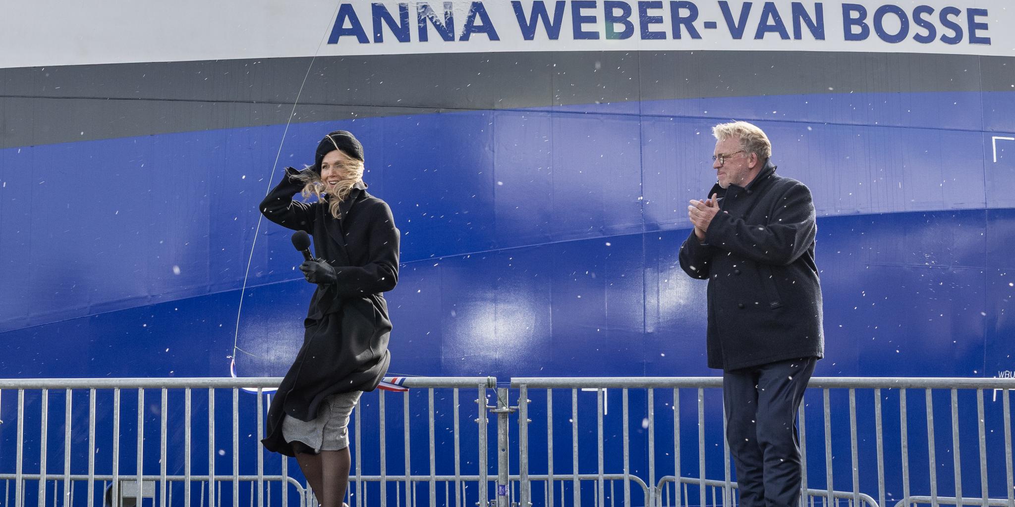 Koningin Máxima en Han Dolman naast het schip