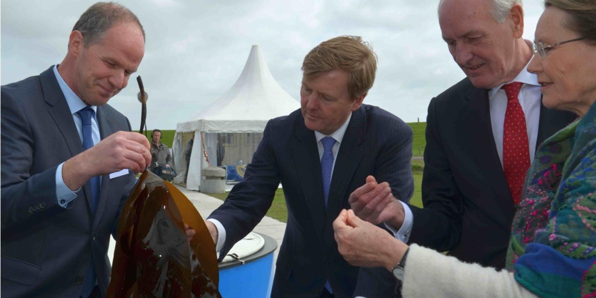 King Willem Alexander touches seaweed