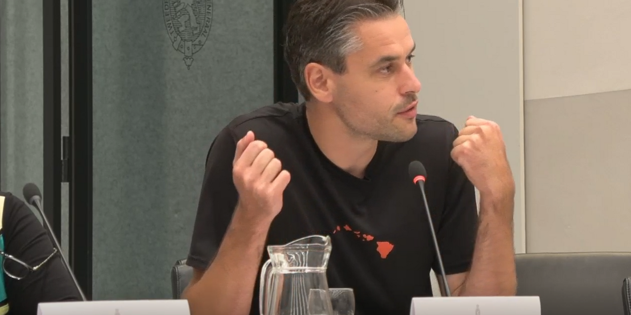 NIOZ-oceanograaf Sjoerd Groeskamp spreekt in een microfoon tijdens een rondetafelgesprek in de Tweede Kamer.
