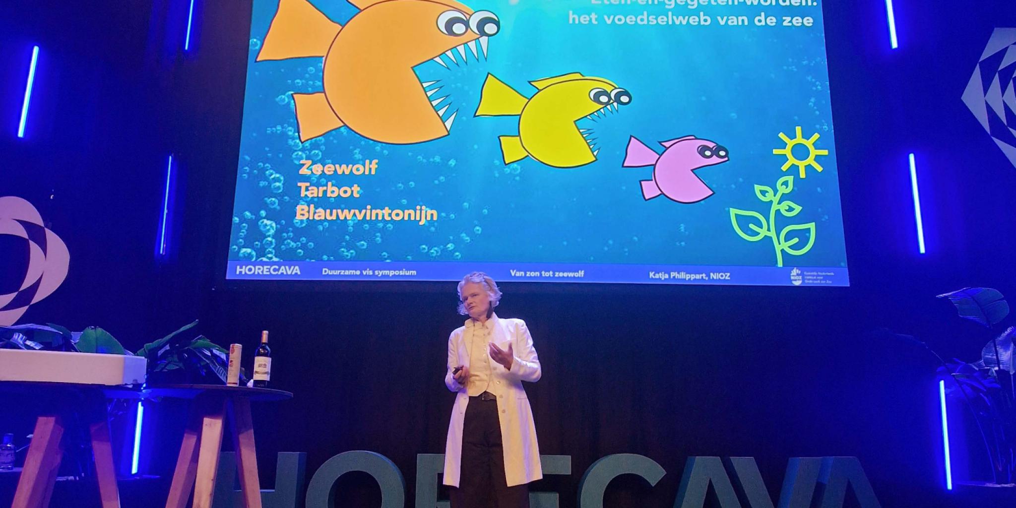 Katja Philippart voor een presentatiescherm