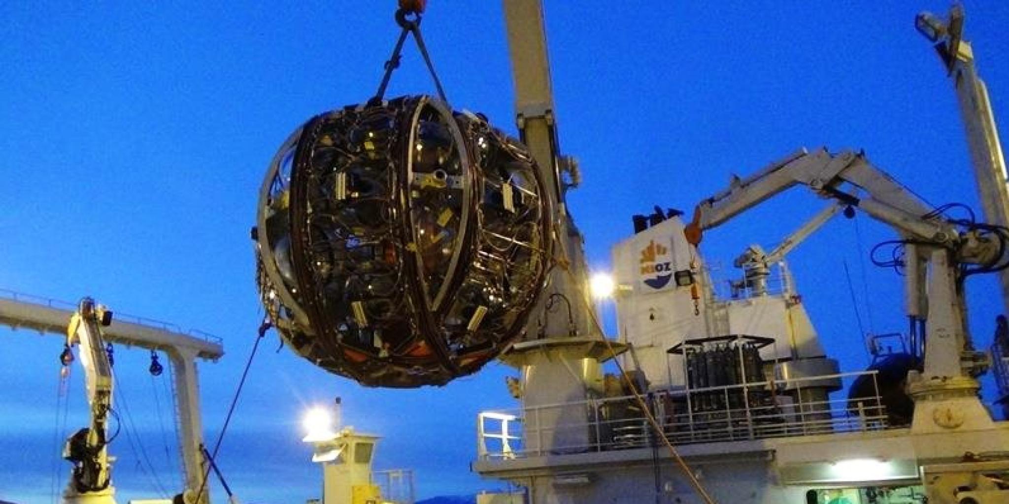 The launcher NIOZ developed for KM3NeT: the big 'ball' contains a detection line with the actual glass spheres with detectors attached. Upon hitting the sea floor, the launcher rises to the surface, unfurling the detection line like a spool of thread. (photo: NIOZ)