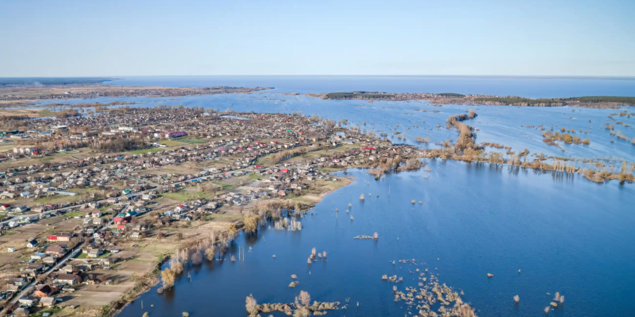 De beschadigde Irpin-dam en het ondergelopen landschap rond het dorp Demydiv ten noorden van Kyiv.