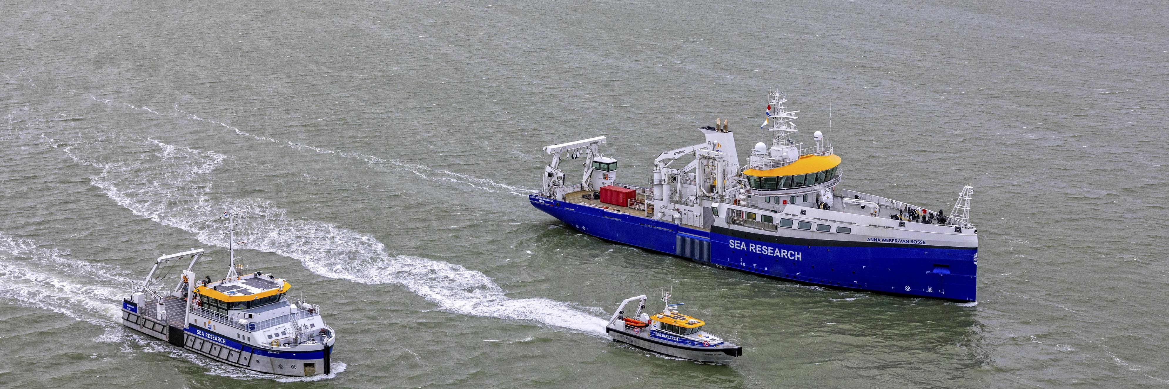 Three NIOZ research vessels sailing at sea towards the harbour: the large vessel Anna Weber-van Bosse on the right, with Wim Wolff on the left and Adriean Coenen in the middle.