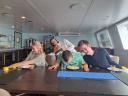 Foto van Matthew, met plakband aan de tafel bevestigd. Uit de eerste tests blijkt dat de efficiëntie bij het eten sterk is verbeterd.