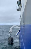 De CTD wordt uit het water gehaald (foto: NIOZ)