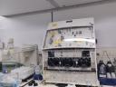 Apparatuur in laboratoriumruimte met electronica en buisjes