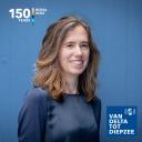 Portret van NIOZ-oceanografe Femke de Jong tegen een blauwe achtergrond, met linksboven het jubileumlogo ‘150 jaar Koninklijk NIOZ’ en rechtsonder het logo van de podcast ‘Van Delta tot Diepzee’.